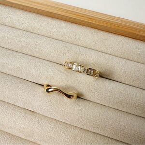 NWT Beautiful Set of 2 Stainless Steel Rings Size 6